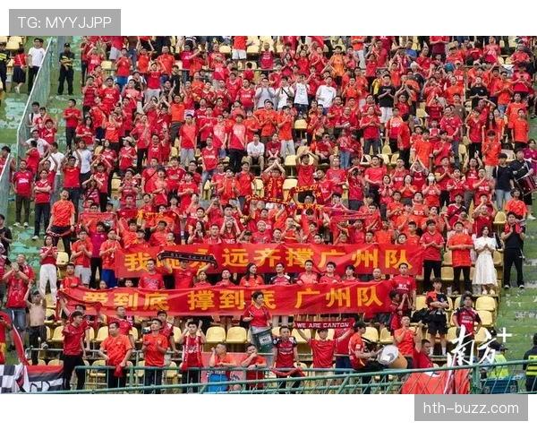 广州队球迷高唱助威，主场氛围燃爆全场