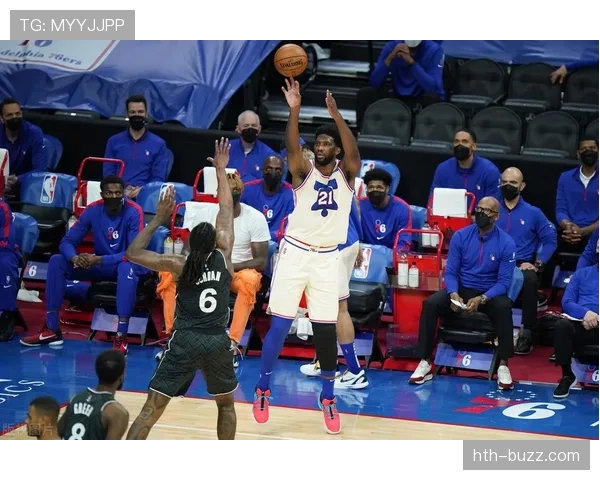 恩比德赛后直接钻进私人飞机吃炸鸡，这自律人设是真绷不住了？